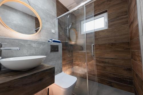 uma casa de banho com um lavatório e um espelho em Luxus-Neubauvilla am Tierpark em Alsdorf