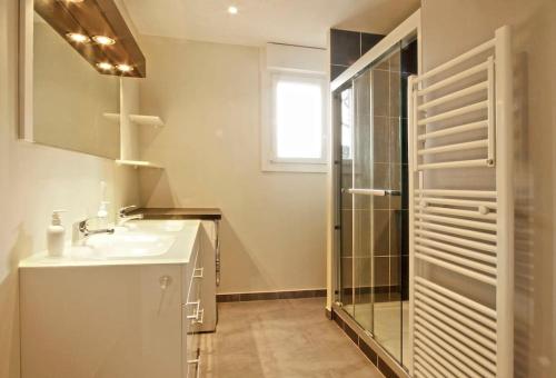 a bathroom with a sink and a glass shower at gite au calme au coeur du vignoble Nantais 