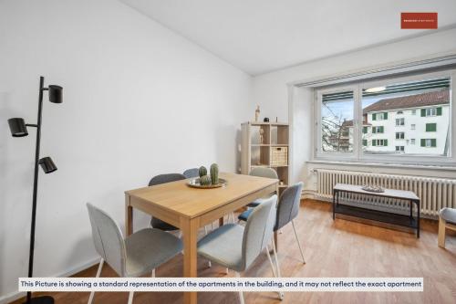 蘇黎世的住宿－Apartment in the heart of Oerlikon，一间带桌椅和窗户的用餐室