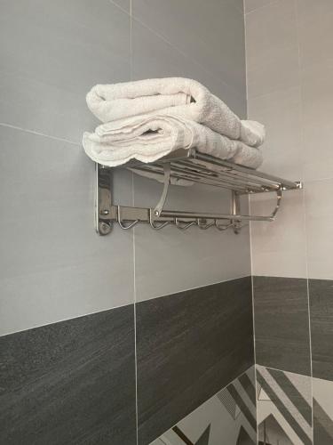 Tràm Chim的住宿－VIEW HOTEL-TRÀM CHIM，浴室内毛巾架和白色毛巾