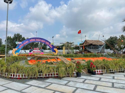 una exposición de plantas en un parque con una señal en VIEW HOTEL-TRÀM CHIM en Tràm Chim