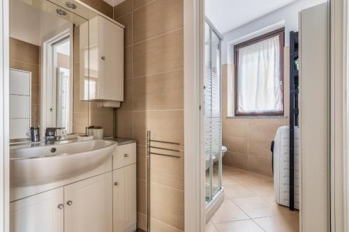 une salle de bain avec un lavabo et un miroir dans l'établissement Milano Certosa 2 PAX Wi-Fi - Sapri, à Milan