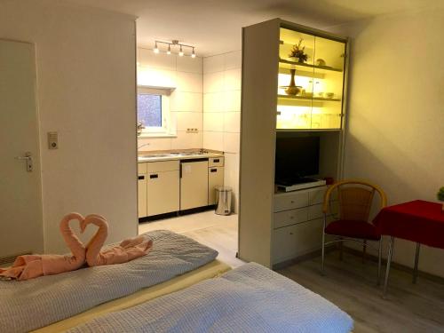 Zimmer mit einem Schlafzimmer mit einem Bett und einer Küche in der Unterkunft Haus Deitje in Borkum