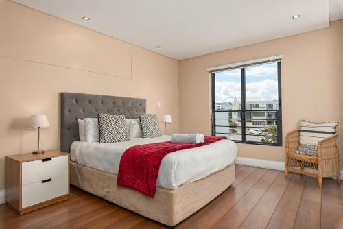 Un dormitorio con una cama grande y una ventana. en 207 Eden on the Bay, en Big Bay