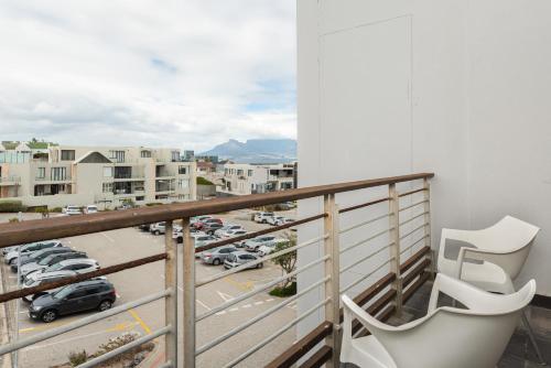 Un balcón con vista a un estacionamiento. en 207 Eden on the Bay, en Big Bay