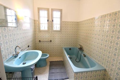 uma casa de banho com um lavatório, uma banheira e um WC. em Luberon Large House 4 bedrooms em La Tour-dʼAigues