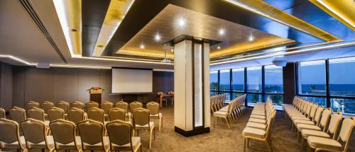 Ruang duduk di Amathus Beach Hotel Limassol