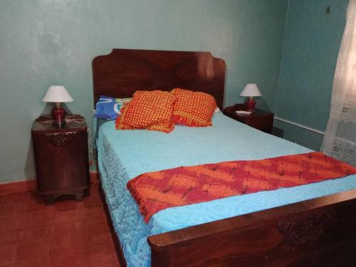 - une chambre avec un grand lit et 2 tables de chevet dans l'établissement La casita de Elsa, à Garuhapé