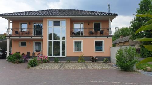 una casa con 2 balcones encima en Ferienapartments Pension Elsternest en Bad Liebenwerda