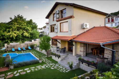 巴爾奇克的住宿－Villa Komitata-Pool and Jacuzzi，享有带游泳池的房屋的空中景致