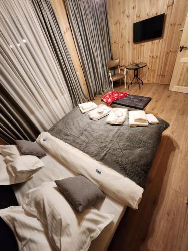 Zimmer mit einem großen Bett und in der Unterkunft Vila Clabucetul Baiului in Buşteni