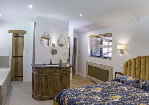 1 dormitorio con cama, lavabo y espejo en Lodge de Loire - rive gauche - proche Chambord, en Saint Laurent Nouan