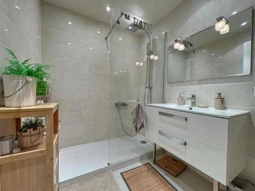 une salle de bain avec douche et lavabo dans l'établissement Appartement proche CARLTON, à Cannes