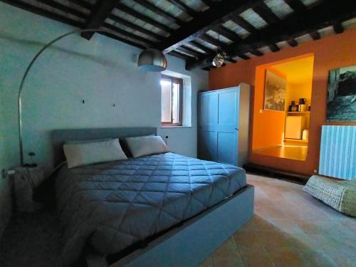 1 dormitorio con 1 cama en la esquina de una habitación en B&B CINGVLVM en Cingoli
