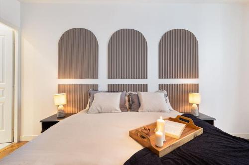 une chambre avec un lit avec deux bougies dessus dans l'établissement Brenne - 1 chambre à Montorgueil, à Paris