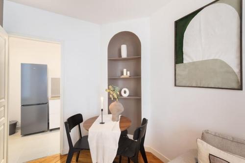 une salle à manger avec une table et des chaises dans l'établissement Brenne - 1 chambre à Montorgueil, à Paris