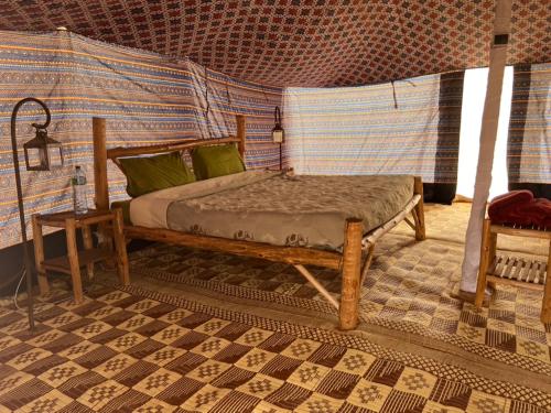 - une chambre avec un lit dans l'établissement Camp Rêve de Nomade, à Lompoul