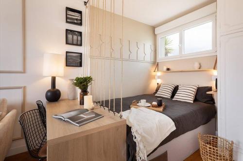 - une chambre avec un lit, un bureau et une fenêtre dans l'établissement Amalfi - Studio et terrace à Auteuil, à Paris
