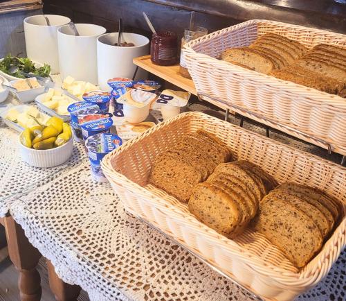 stół z koszami chleba i innych żywności na nim w obiekcie BaltiQ Łeba w Łebie