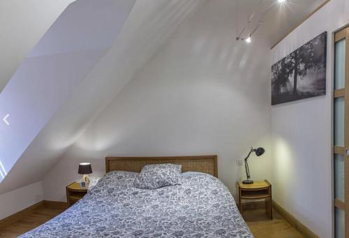 1 dormitorio con 1 cama y 2 mesitas de noche en Loft climatisé proche Chambord, en Saint Laurent Nouan