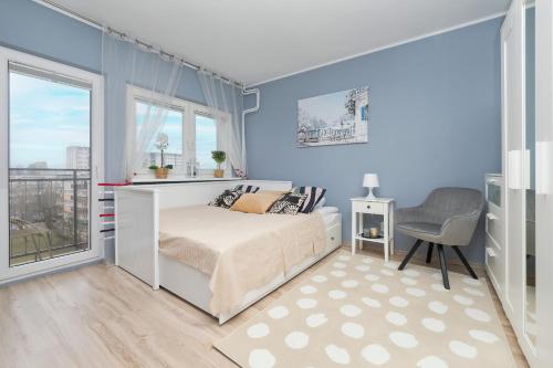 Ένα ή περισσότερα κρεβάτια σε δωμάτιο στο Blue Studio z balkonem by Noclegi Renters