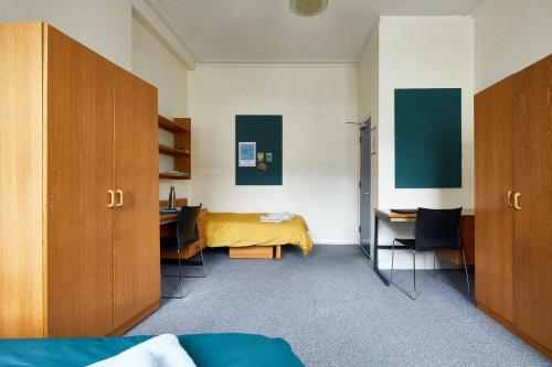 - une chambre avec un lit et un bureau dans l'établissement Campbell House, à Londres