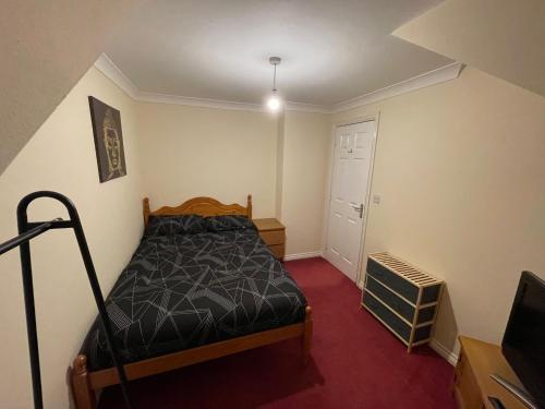 - une petite chambre avec un lit et une porte dans l'établissement Room 4 - Chassagne Guest House, à Church Coppenhall
