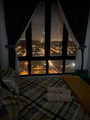 una camera da letto con finestra affacciata sulla città di Suria Jaya Amir Homestay a Shah Alam