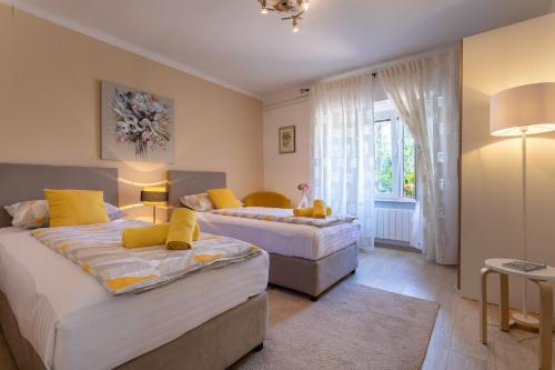 1 dormitorio con 2 camas y ventana en Apartment Marangunija, en Malinska