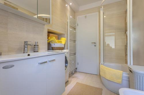 y baño con ducha, lavabo y aseo. en Apartment Marangunija, en Malinska