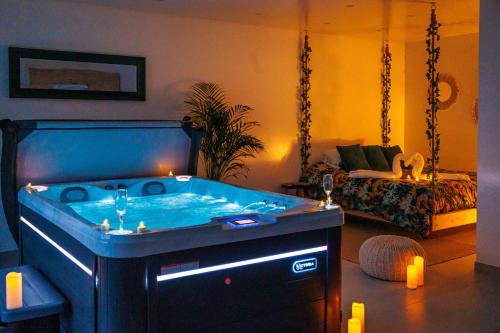 a room with a tub in the middle of a living room at Gîte-Spa Nature in Urschenheim