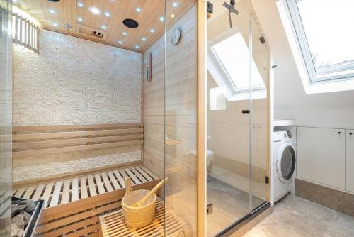 uma casa de banho com um chuveiro e uma máquina de lavar e secar roupa em Strandbude Sylt em Westerland