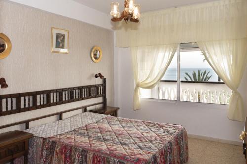 a bedroom with a bed and a window with a view at Lider, 4-D in Cullera