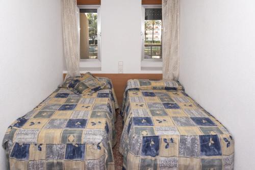2 camas en una habitación con 2 ventanas en Florazar 2, Vi-1-B, en Cullera
