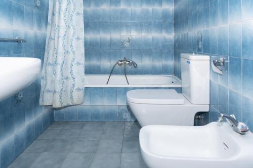 クリェラにあるFlorazar 2, Vi-1-Bの青いタイル張りのバスルーム(トイレ、シンク付)