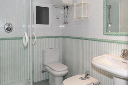 クリェラにあるAmador, 3º-Jの白いバスルーム(トイレ、シンク付)