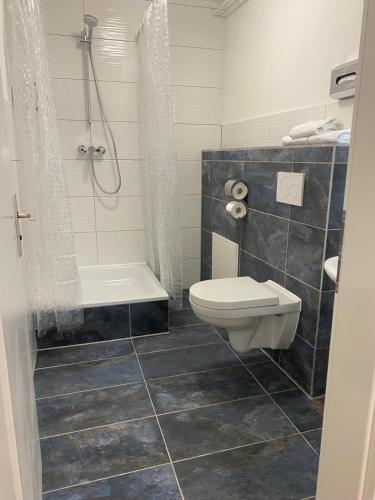 a bathroom with a toilet and a shower at Hanseat Apartments in Hamburg