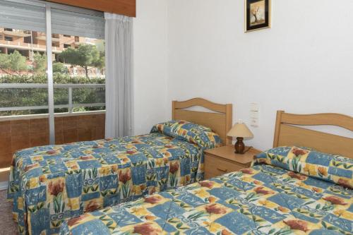 1 Schlafzimmer mit 2 Betten und einem Fenster in der Unterkunft Florazar 2, Vii-2-A in Cullera