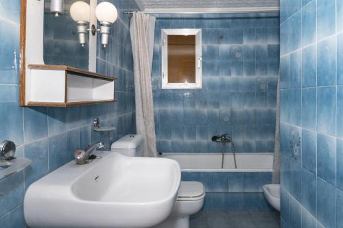 クリェラにあるFlorazar 2, Vii-2-Aの青いタイル張りのバスルーム(洗面台、トイレ付)