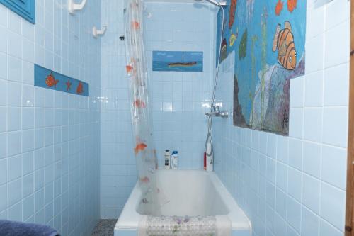 bagno blu con vasca e doccia di Montemar, C-8º-22 a Cullera