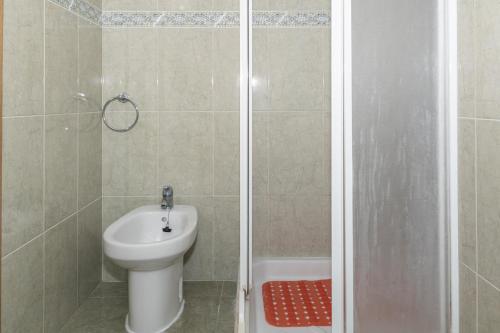 クリェラにあるLider, 2-Iのバスルーム(シャワー、トイレ、洗面台付)