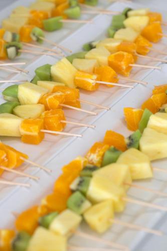 un mucchio di frutta su un tavolo di JS Portocolom Suites a Portocolom