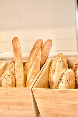 una scatola di legno piena di tanti tipi diversi di pane di JS Portocolom Suites a Portocolom