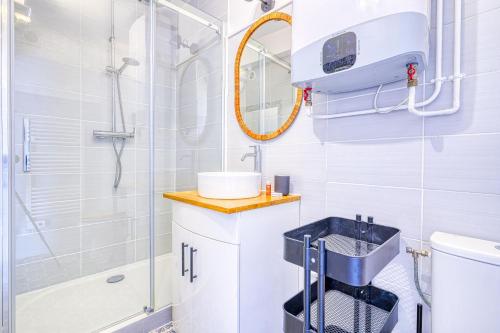 uma casa de banho com um lavatório e um chuveiro em Studio cosy et calme au 1er étage avec balcon à 15 min du RER A em Fontenay-sous-Bois