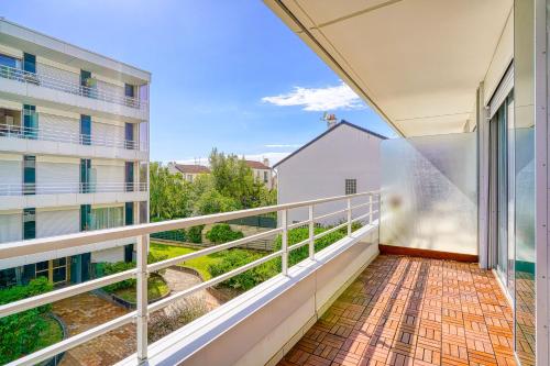 uma varanda com vista para um edifício em Studio cosy et calme au 1er étage avec balcon à 15 min du RER A em Fontenay-sous-Bois