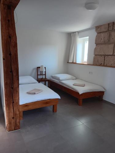 2 Betten in einem Zimmer mit Spiegel in der Unterkunft Pension Will in Kusterdingen