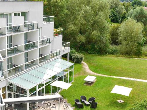 聖皮耶爾迪佩黑的住宿－瑟納特高爾夫綠色公園諾富特酒店，享有带庭院的建筑的空中景致