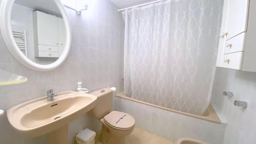 ロザスにあるGarbinell 2 2のバスルーム(洗面台、トイレ、鏡付)