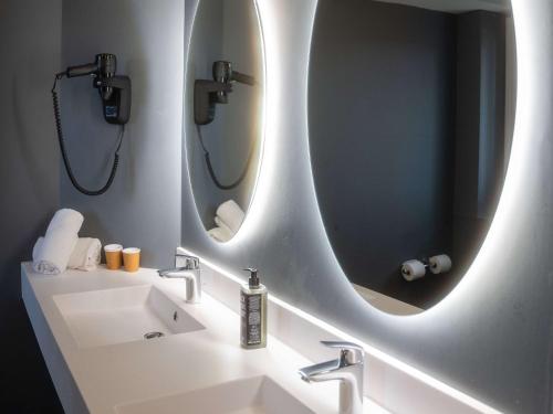 łazienka z 2 umywalkami i 2 lustrami w obiekcie ibis Nice Centre Gare w Nicei