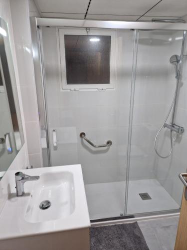a bathroom with a shower and a sink at Sol y Mar, Cala Merced in El Campello